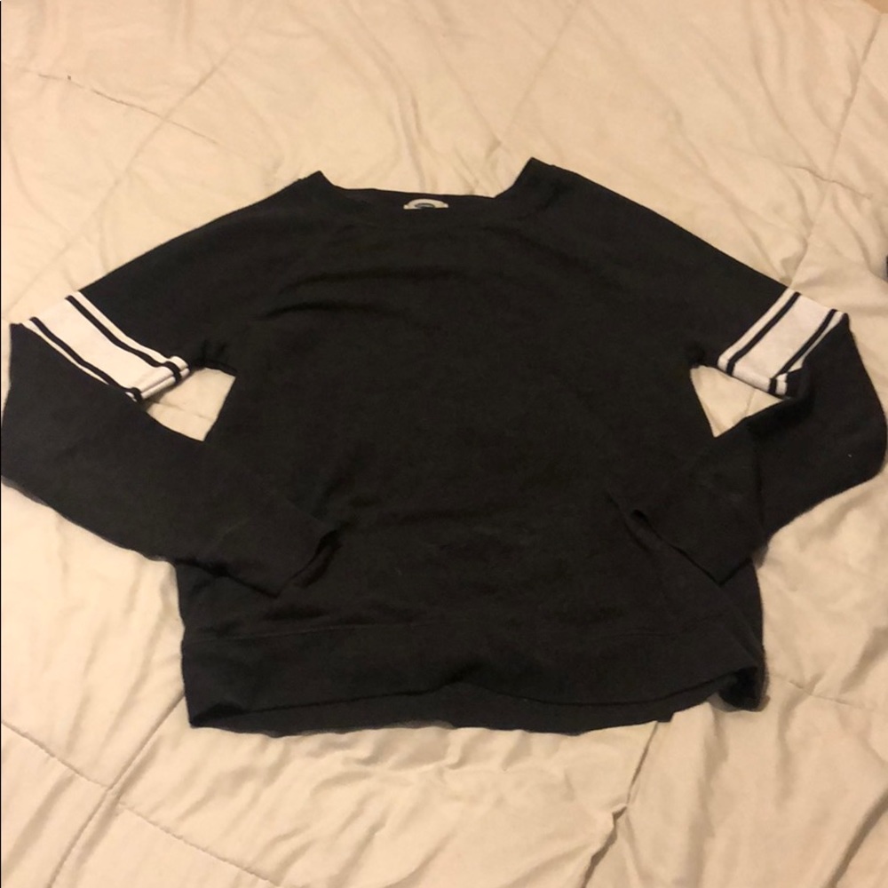 grey long sleeved shirt